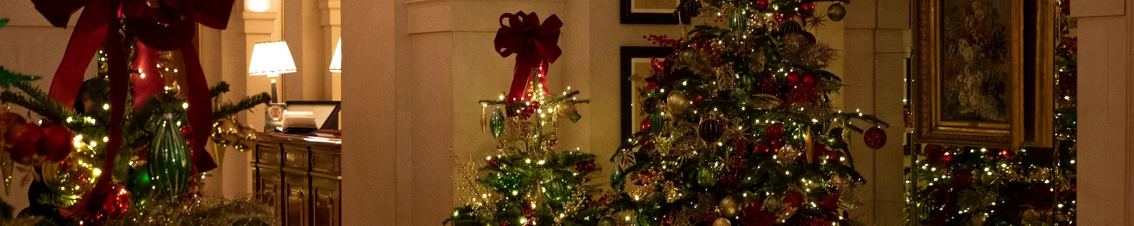 Helle Hotellobby mit weihnachtlicher Dekoration